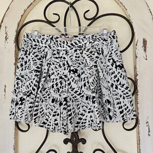 Forever 21 Women`s Black and White Print Shorts size Sm